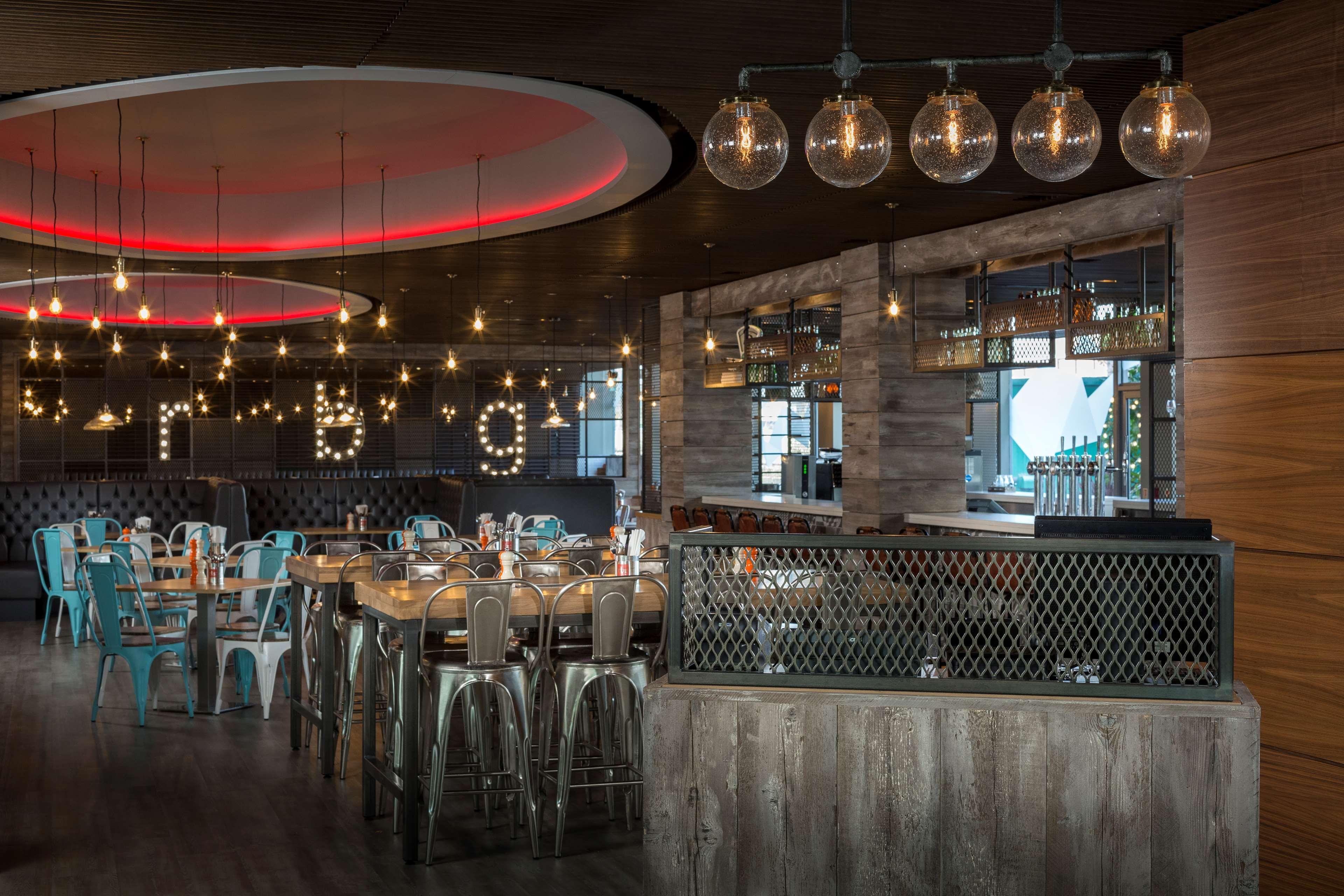 Radisson Red London Heathrow Hotel Harmondsworth Ngoại thất bức ảnh Interior of the restaurant