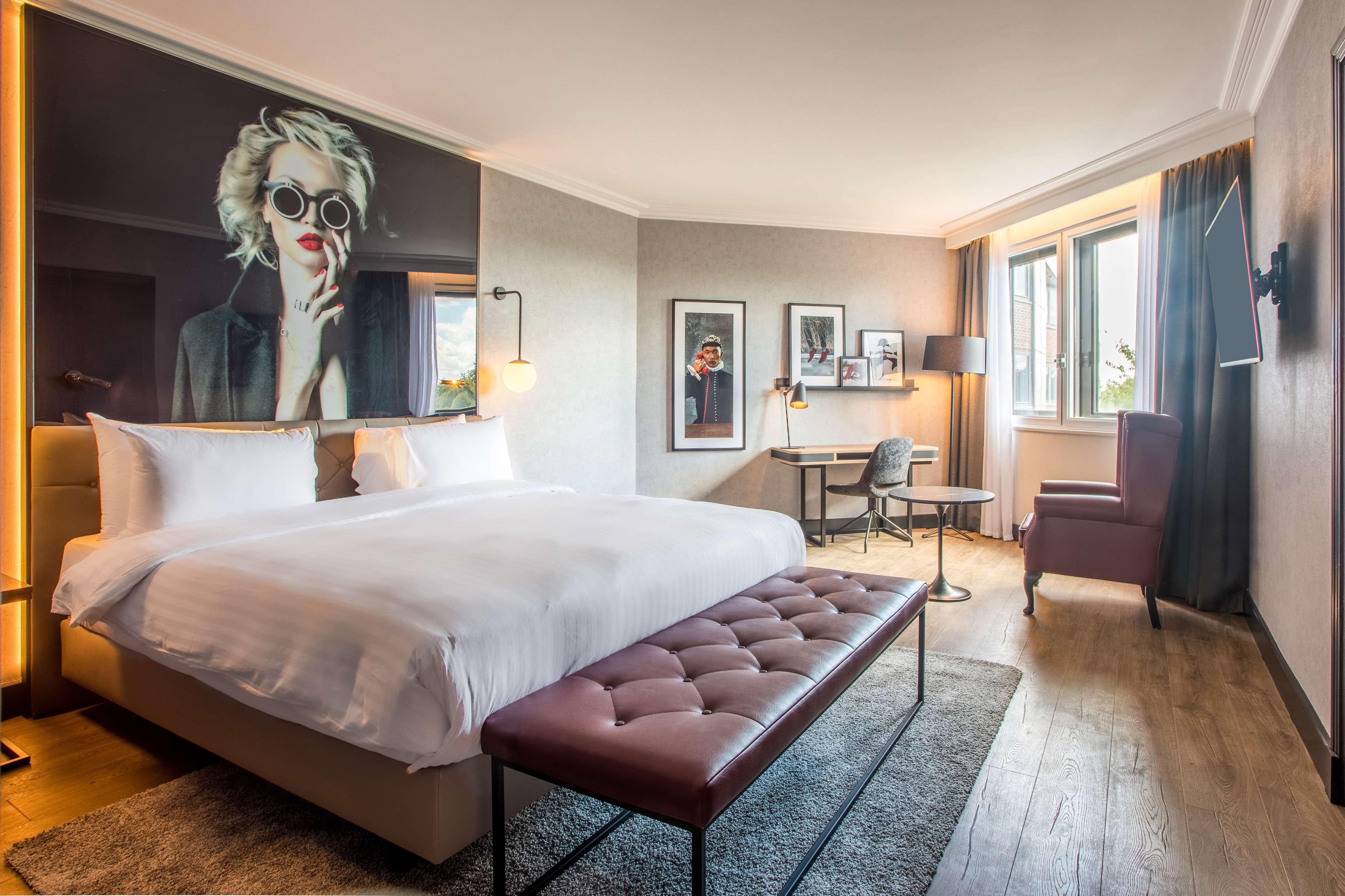 Radisson Red London Heathrow Hotel Harmondsworth Ngoại thất bức ảnh Room at the Mandarin Oriental Paris