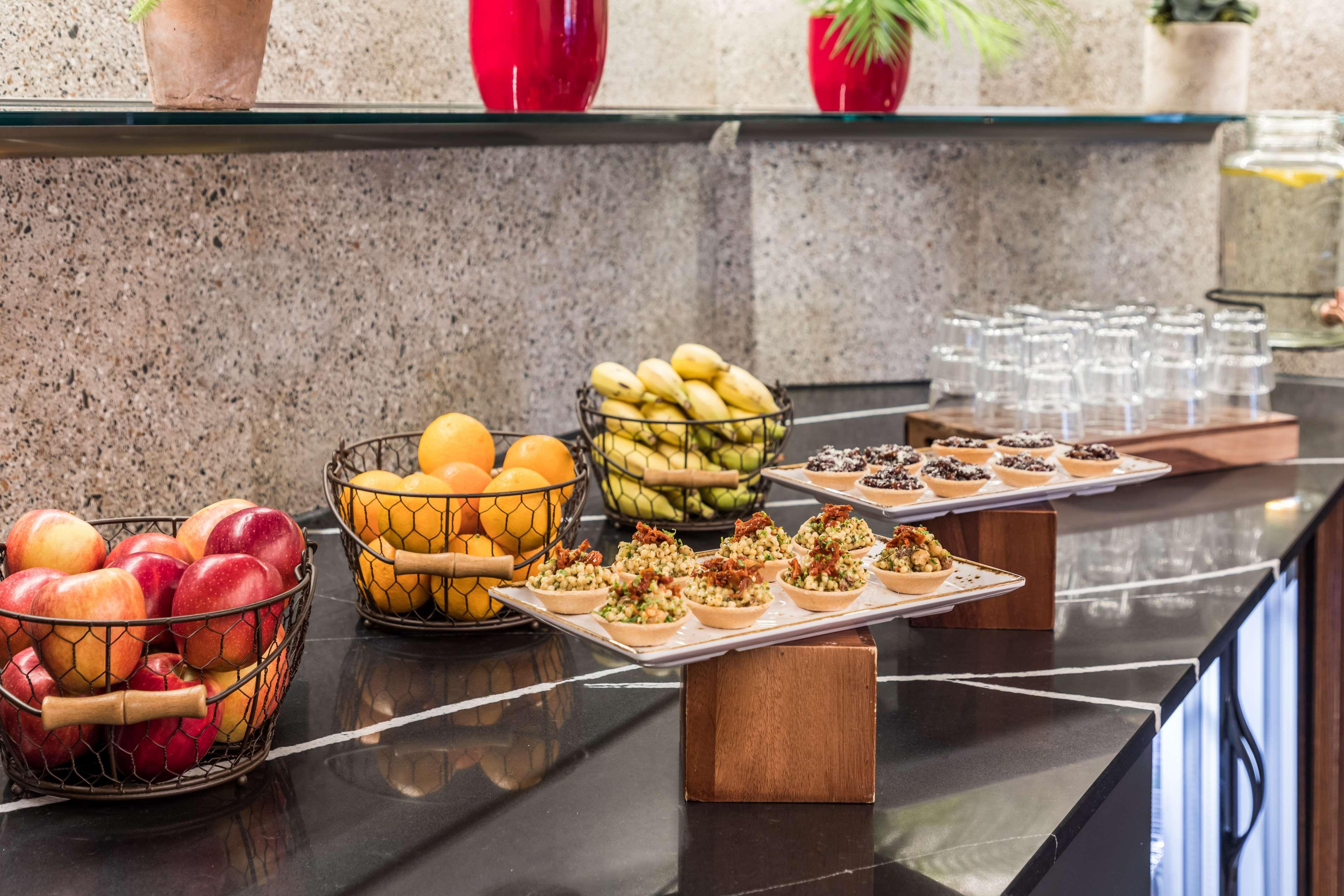 Radisson Red London Heathrow Hotel Harmondsworth Ngoại thất bức ảnh Breakfast buffet at the hotel