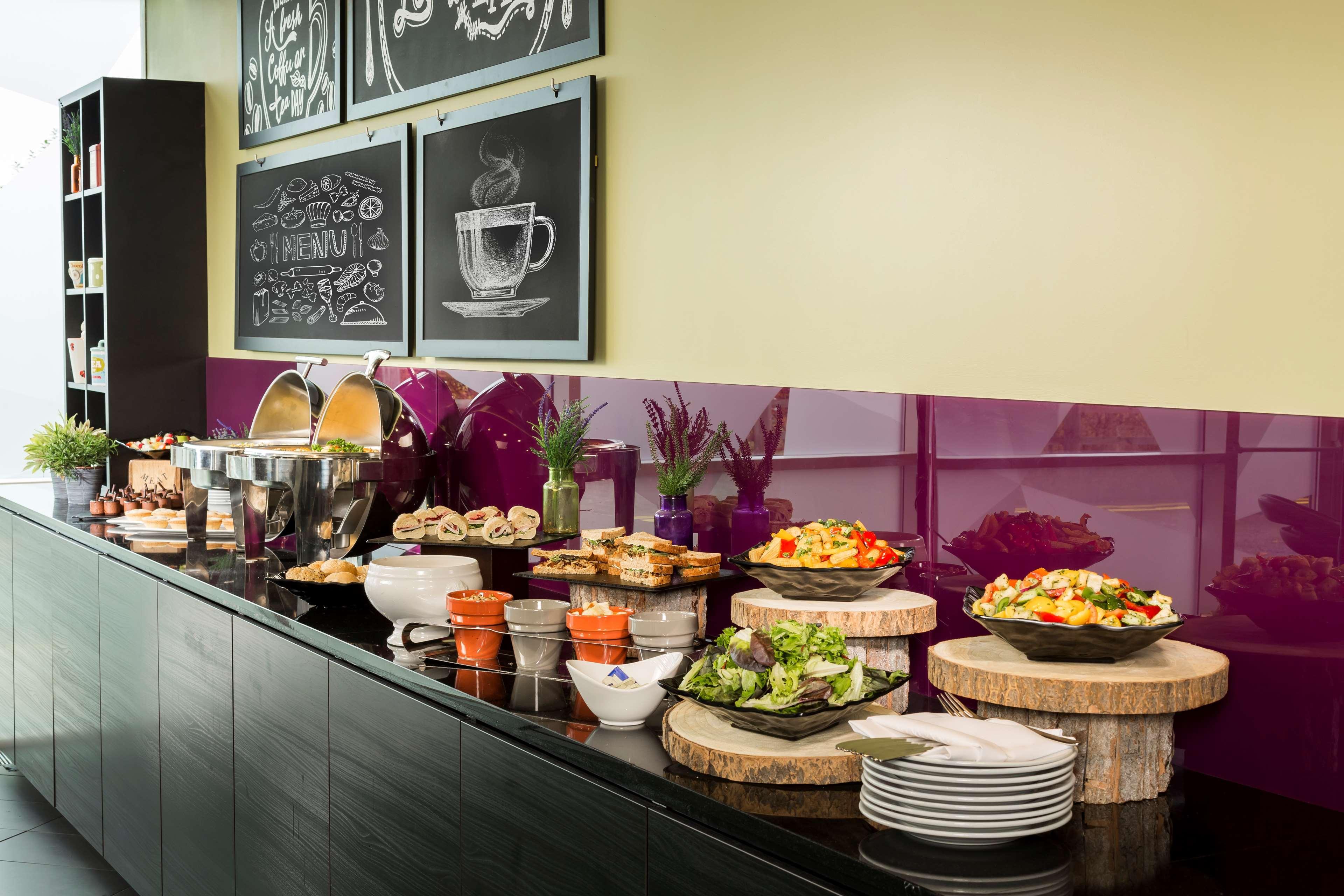 Radisson Red London Heathrow Hotel Harmondsworth Ngoại thất bức ảnh Breakfast buffet at a hotel