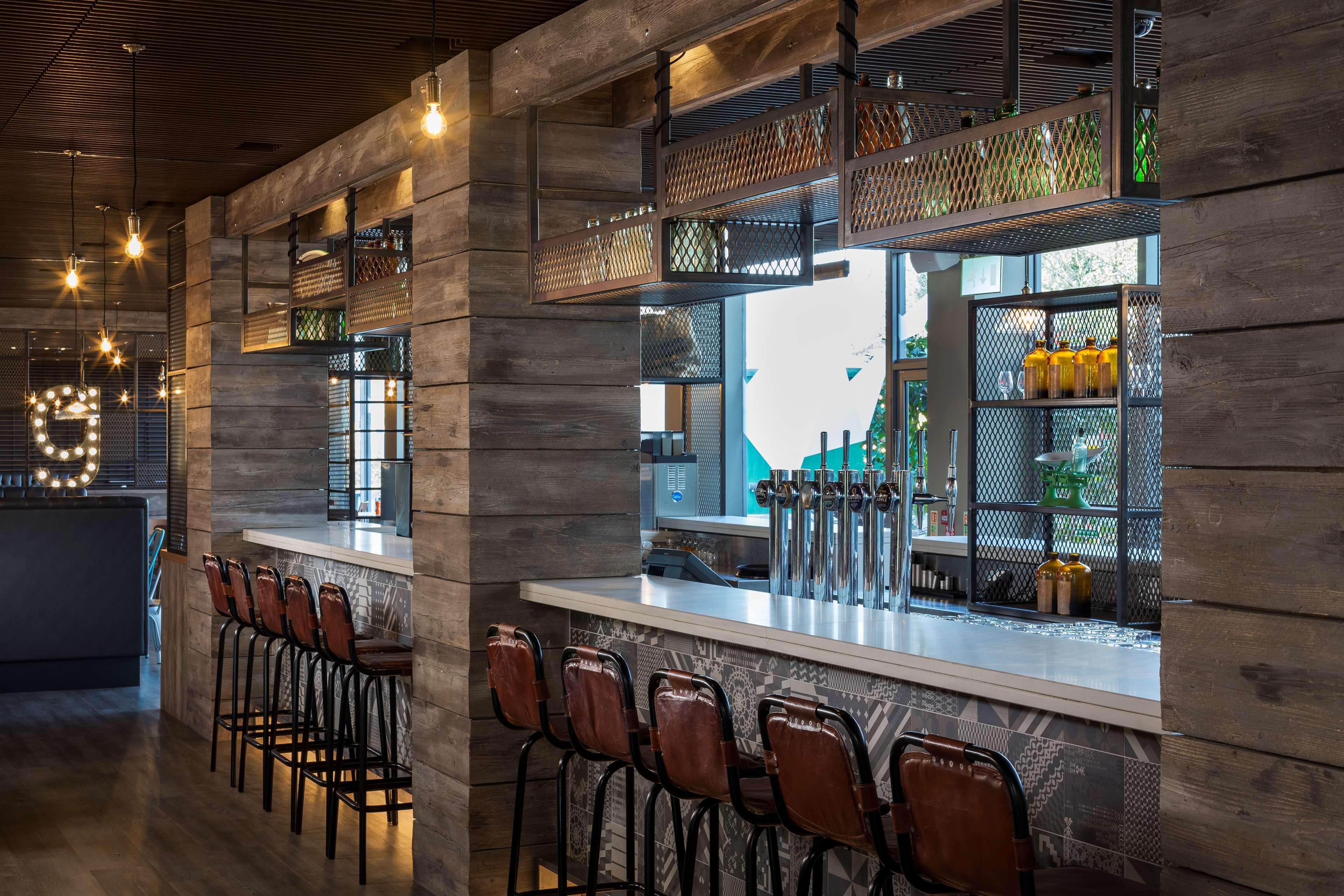 Radisson Red London Heathrow Hotel Harmondsworth Ngoại thất bức ảnh The interior of the bar