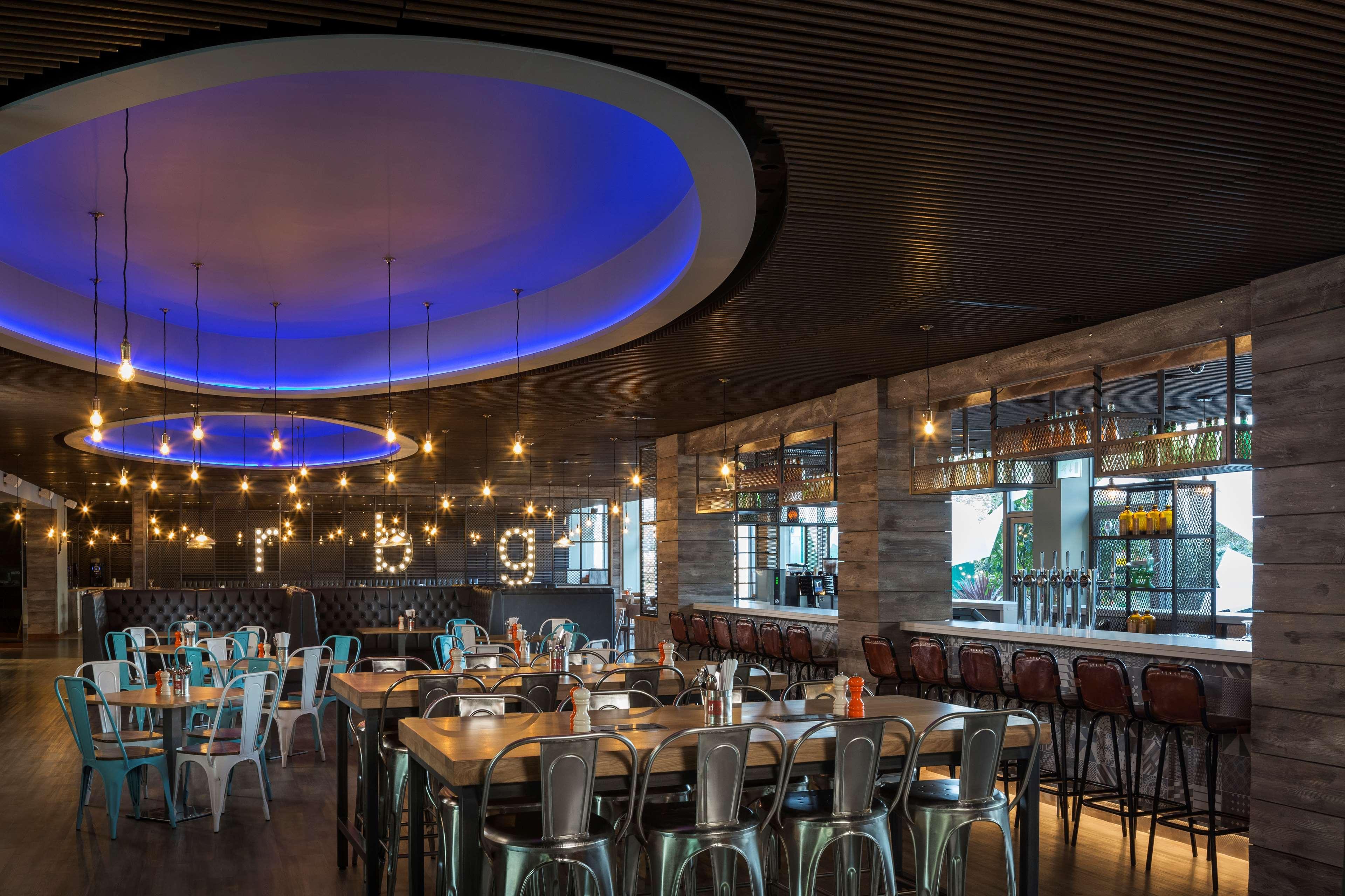 Radisson Red London Heathrow Hotel Harmondsworth Ngoại thất bức ảnh Interior of the restaurant