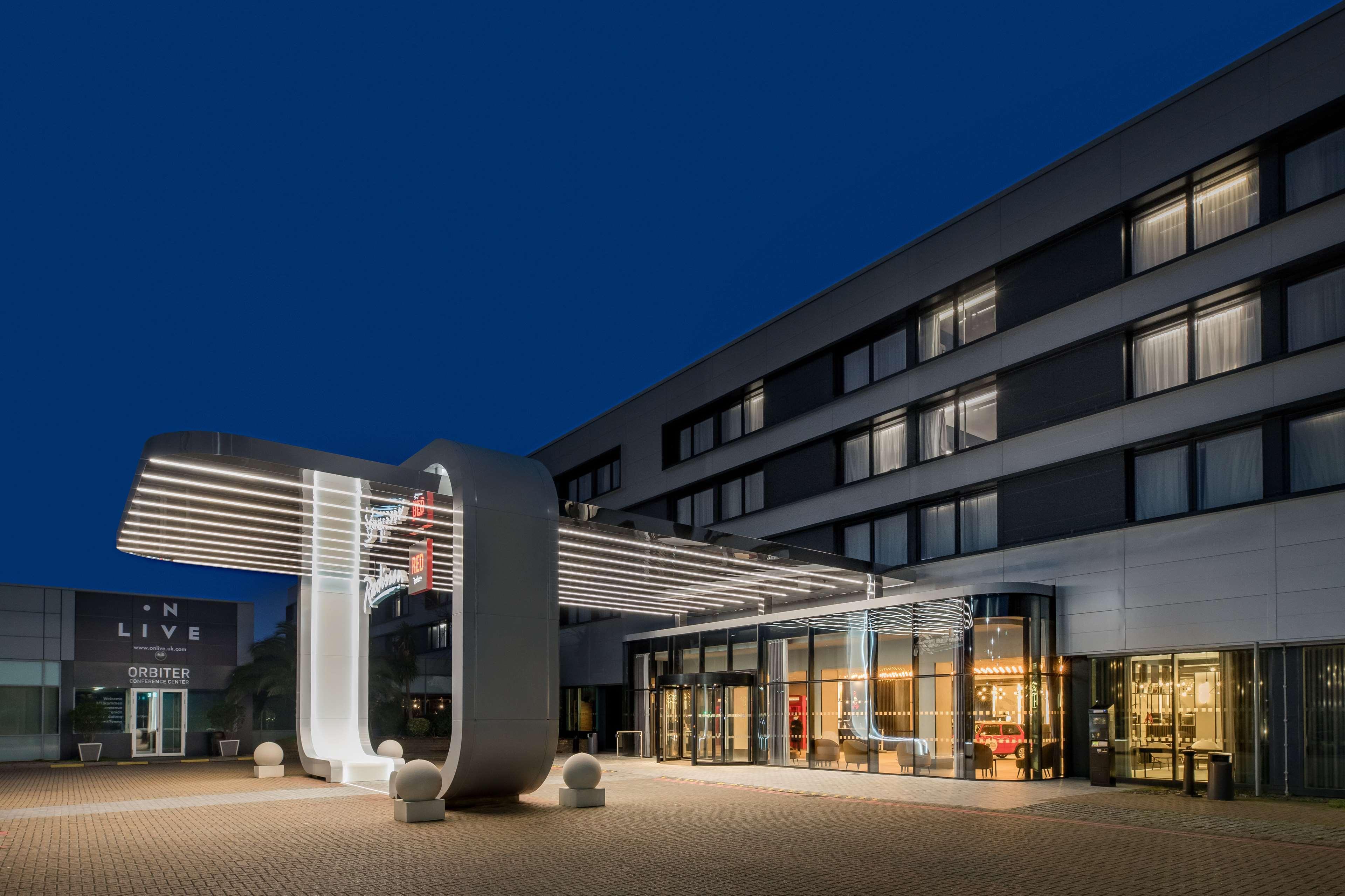 Radisson Red London Heathrow Hotel Harmondsworth Ngoại thất bức ảnh The hotel in 2019