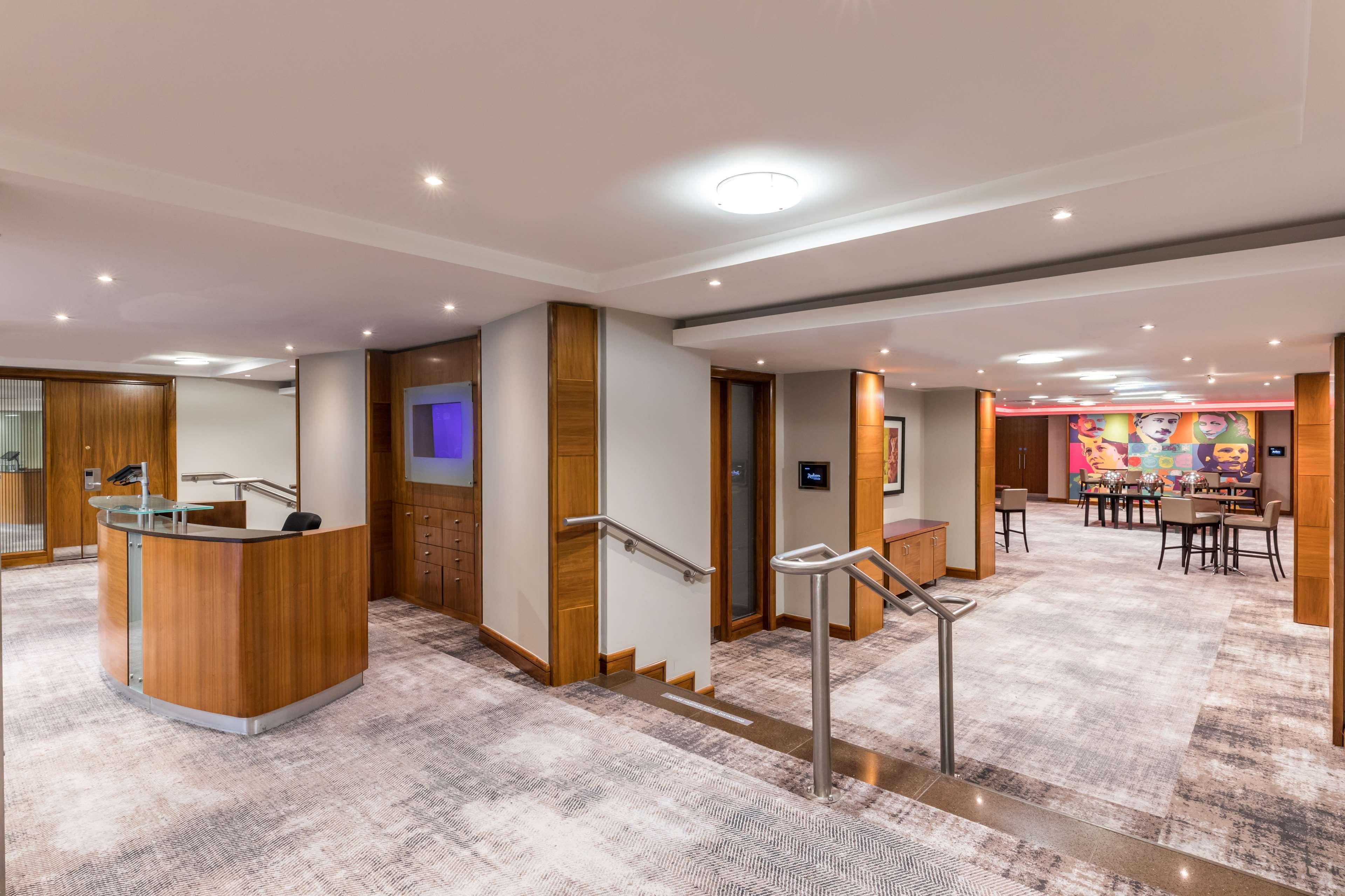 Radisson Red London Heathrow Hotel Harmondsworth Ngoại thất bức ảnh The reception area of the hotel