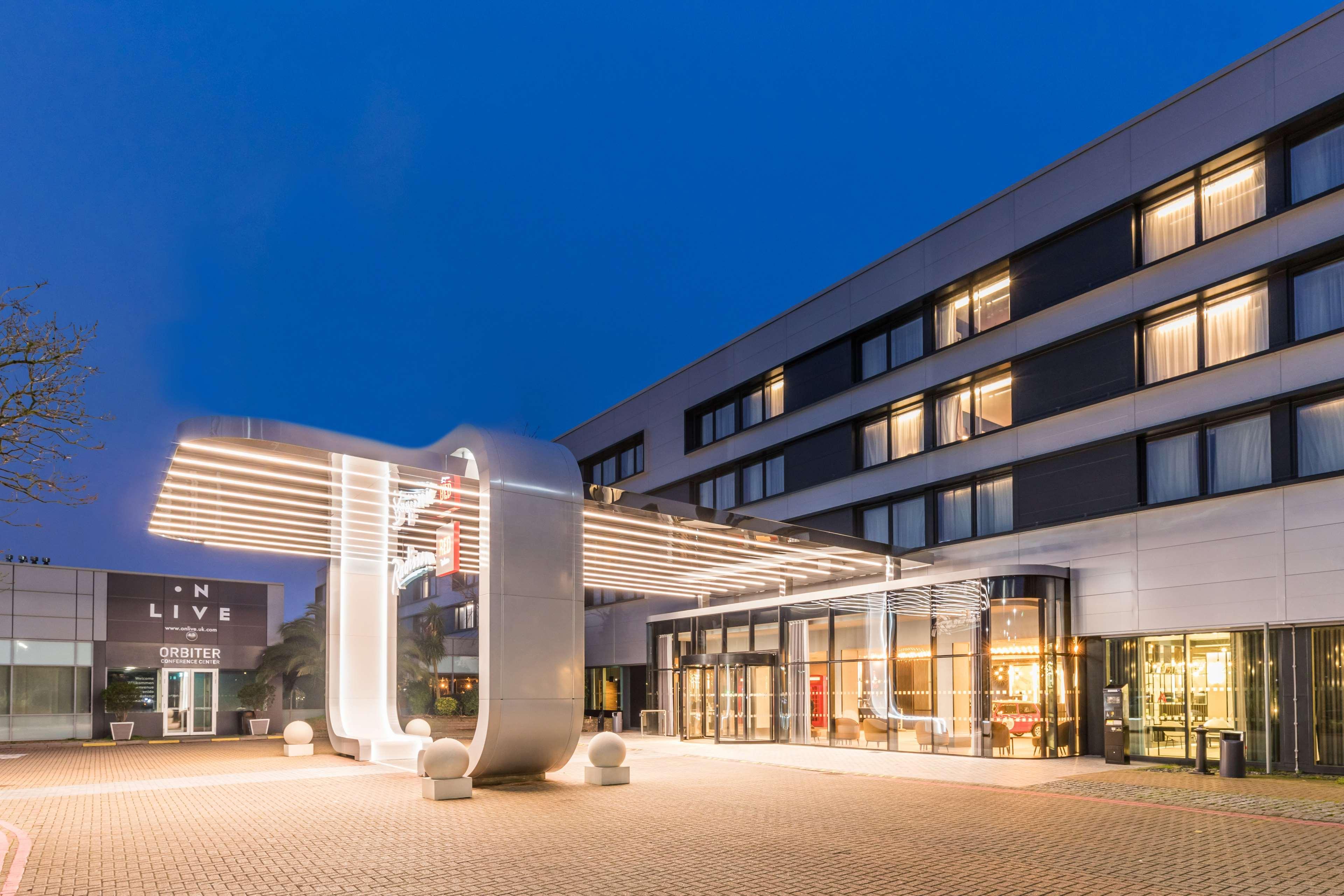 Radisson Red London Heathrow Hotel Harmondsworth Ngoại thất bức ảnh Live in the hotel