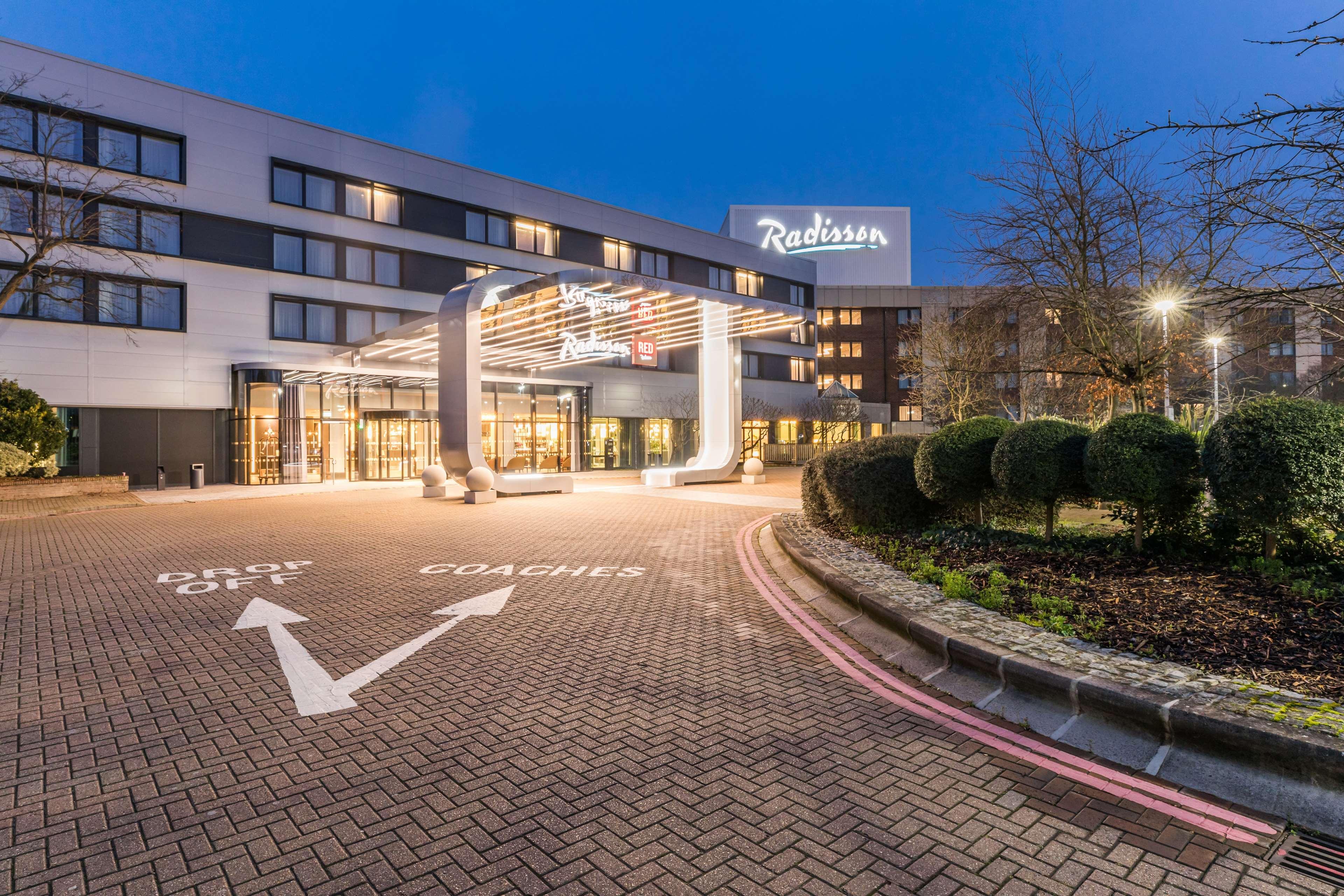 Radisson Red London Heathrow Hotel Harmondsworth Ngoại thất bức ảnh Radisson Blu London Heathrow