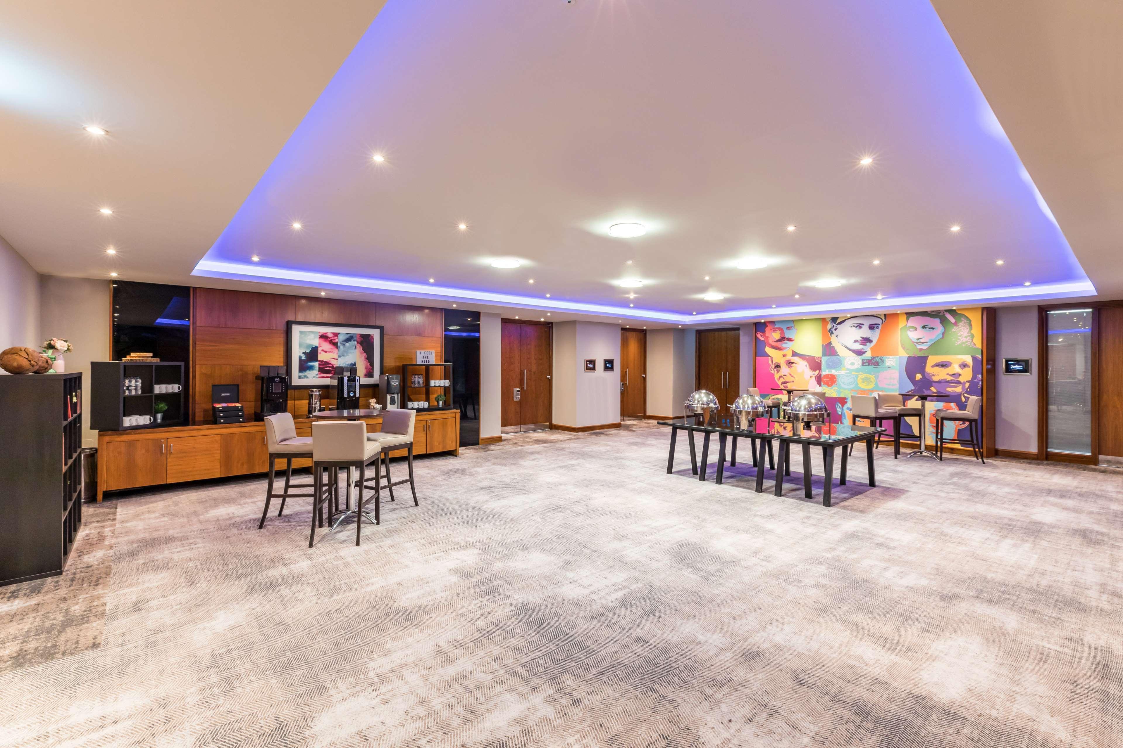 Radisson Red London Heathrow Hotel Harmondsworth Ngoại thất bức ảnh The reception area of the hotel