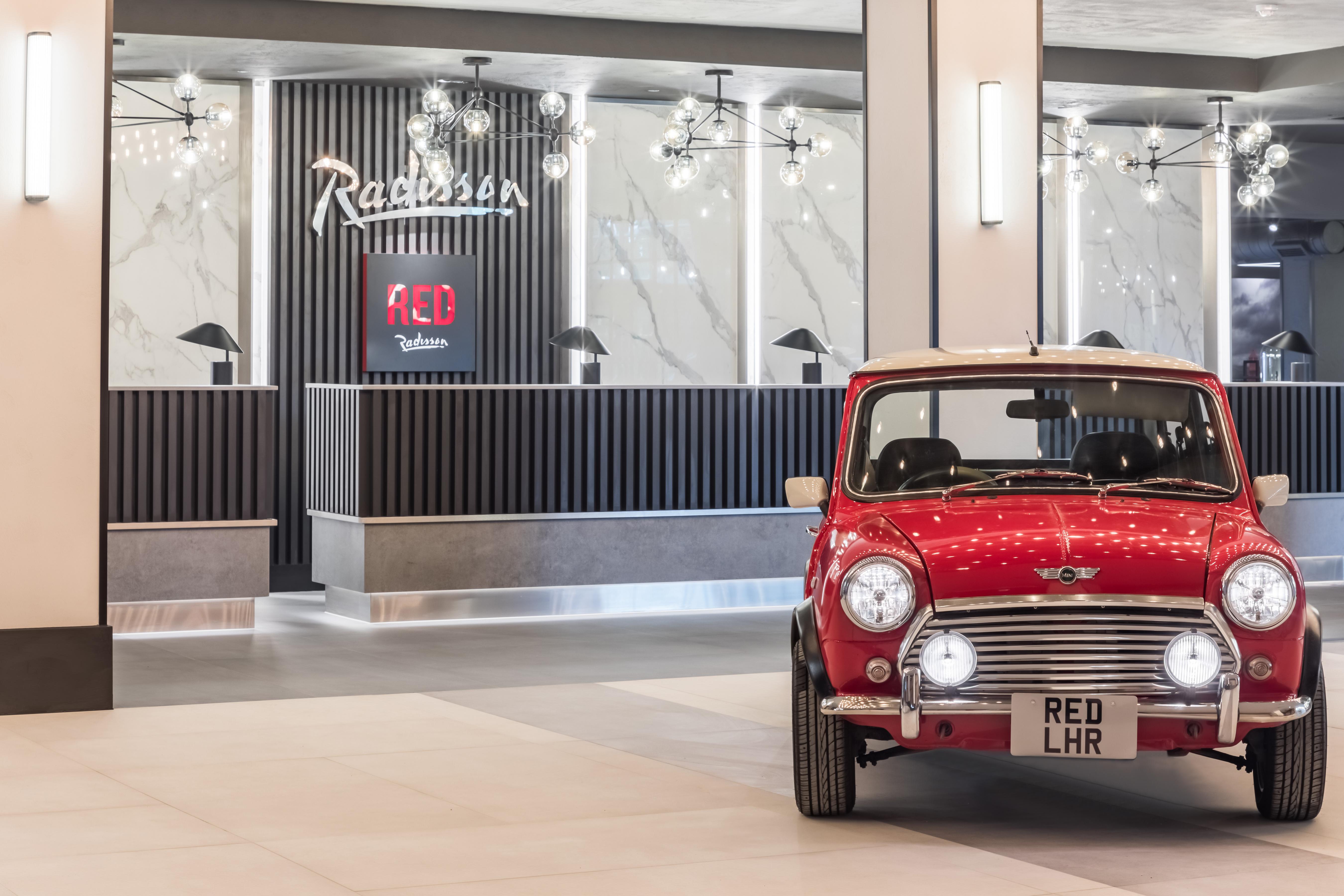 Radisson Red London Heathrow Hotel Harmondsworth Ngoại thất bức ảnh Reception of the hotel