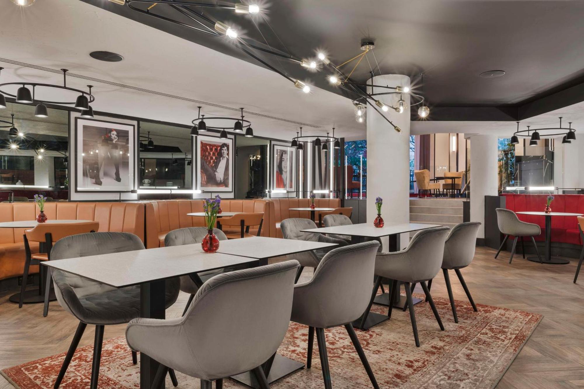 Radisson Red London Heathrow Hotel Harmondsworth Ngoại thất bức ảnh Interior of the hotel