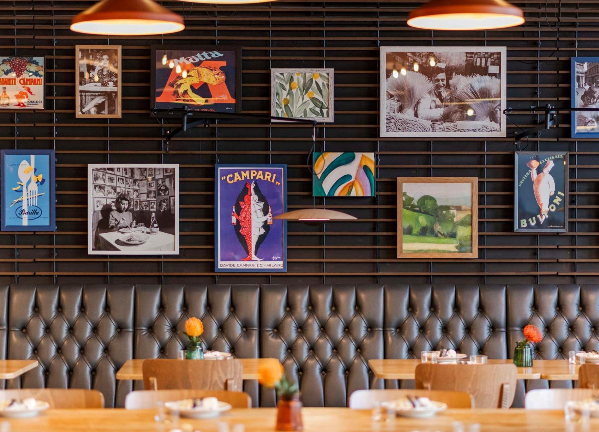Radisson Red London Heathrow Hotel Harmondsworth Ngoại thất bức ảnh "Campari"
