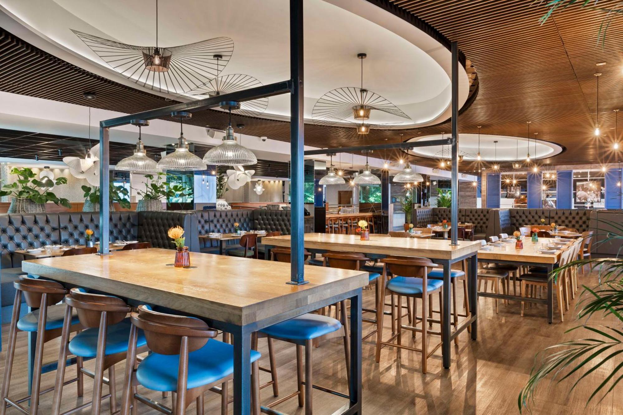 Radisson Red London Heathrow Hotel Harmondsworth Ngoại thất bức ảnh Interior of the restaurant