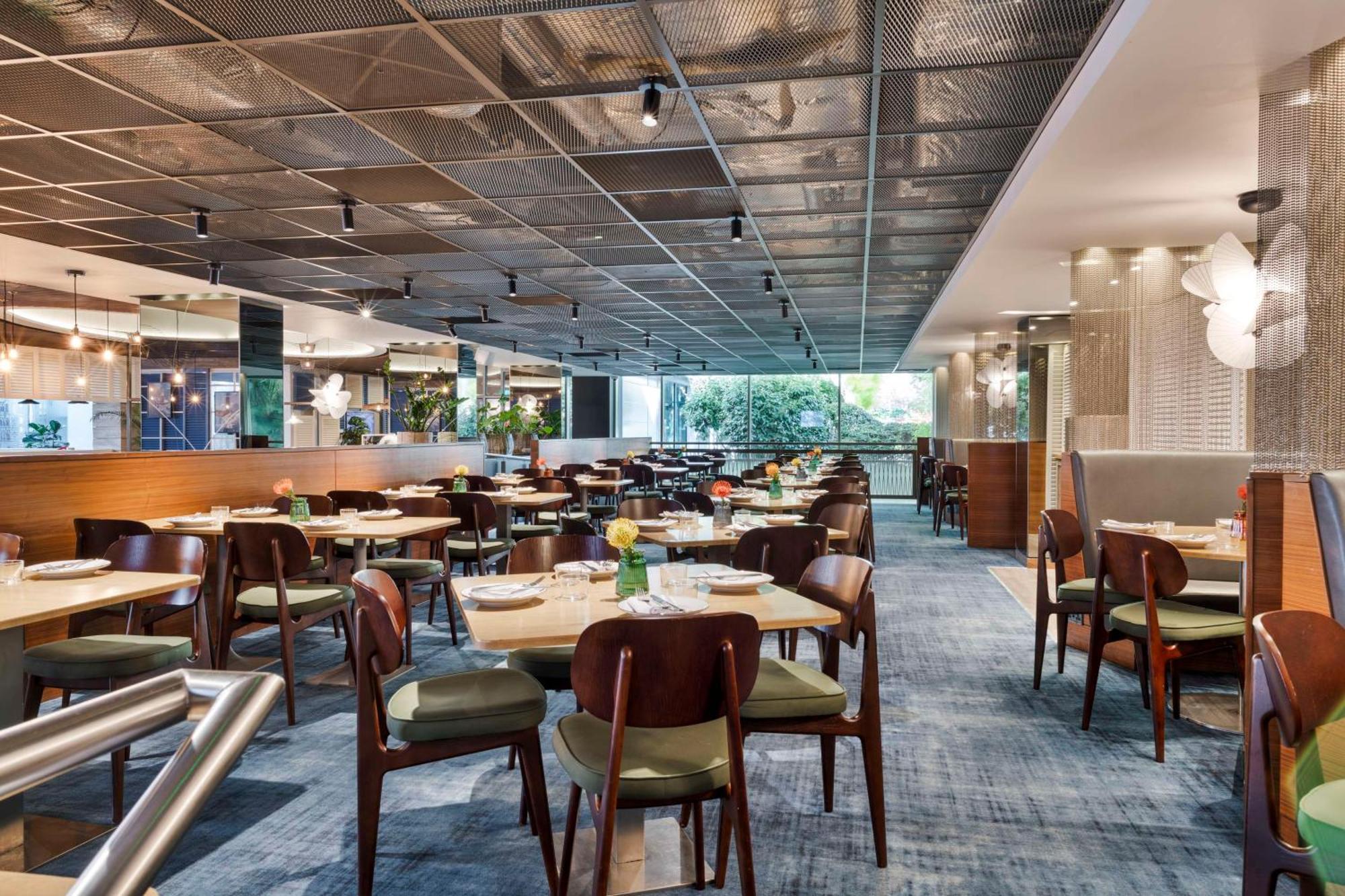 Radisson Red London Heathrow Hotel Harmondsworth Ngoại thất bức ảnh Interior of the restaurant