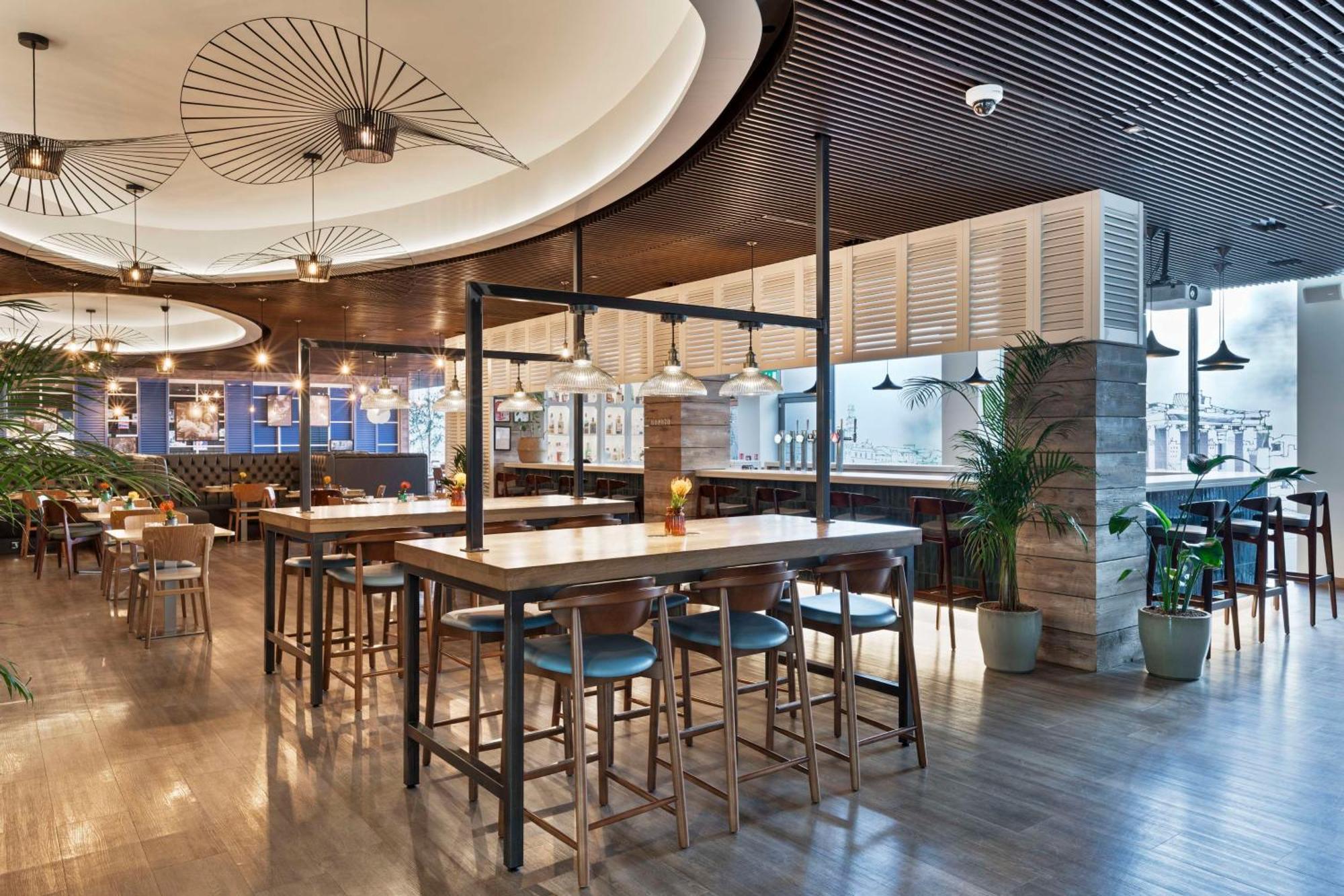 Radisson Red London Heathrow Hotel Harmondsworth Ngoại thất bức ảnh Interior of the restaurant