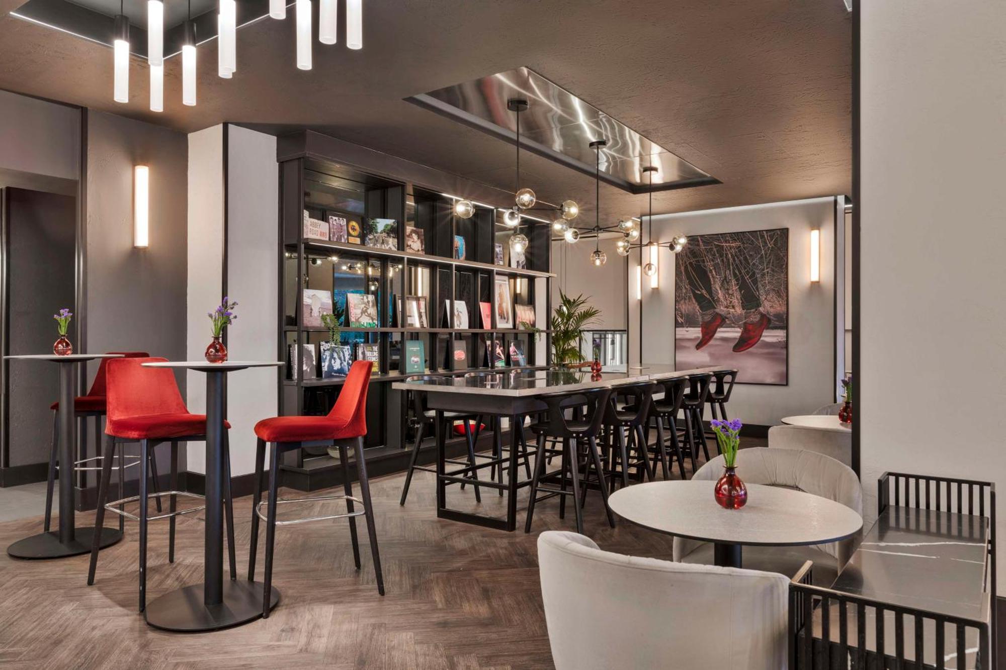 Radisson Red London Heathrow Hotel Harmondsworth Ngoại thất bức ảnh Interior of the hotel