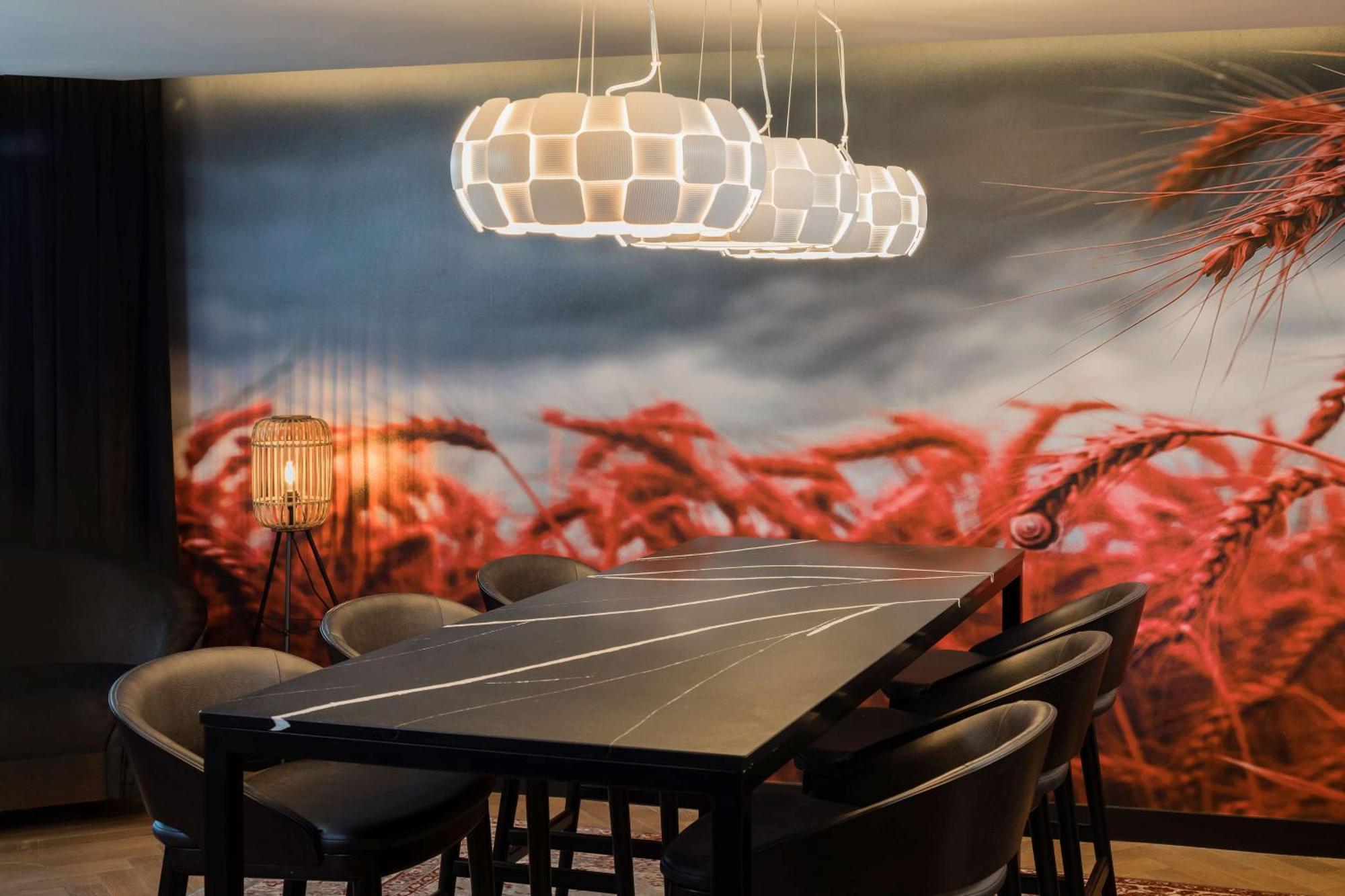Radisson Red London Heathrow Hotel Harmondsworth Ngoại thất bức ảnh "The table is set for the meeting"