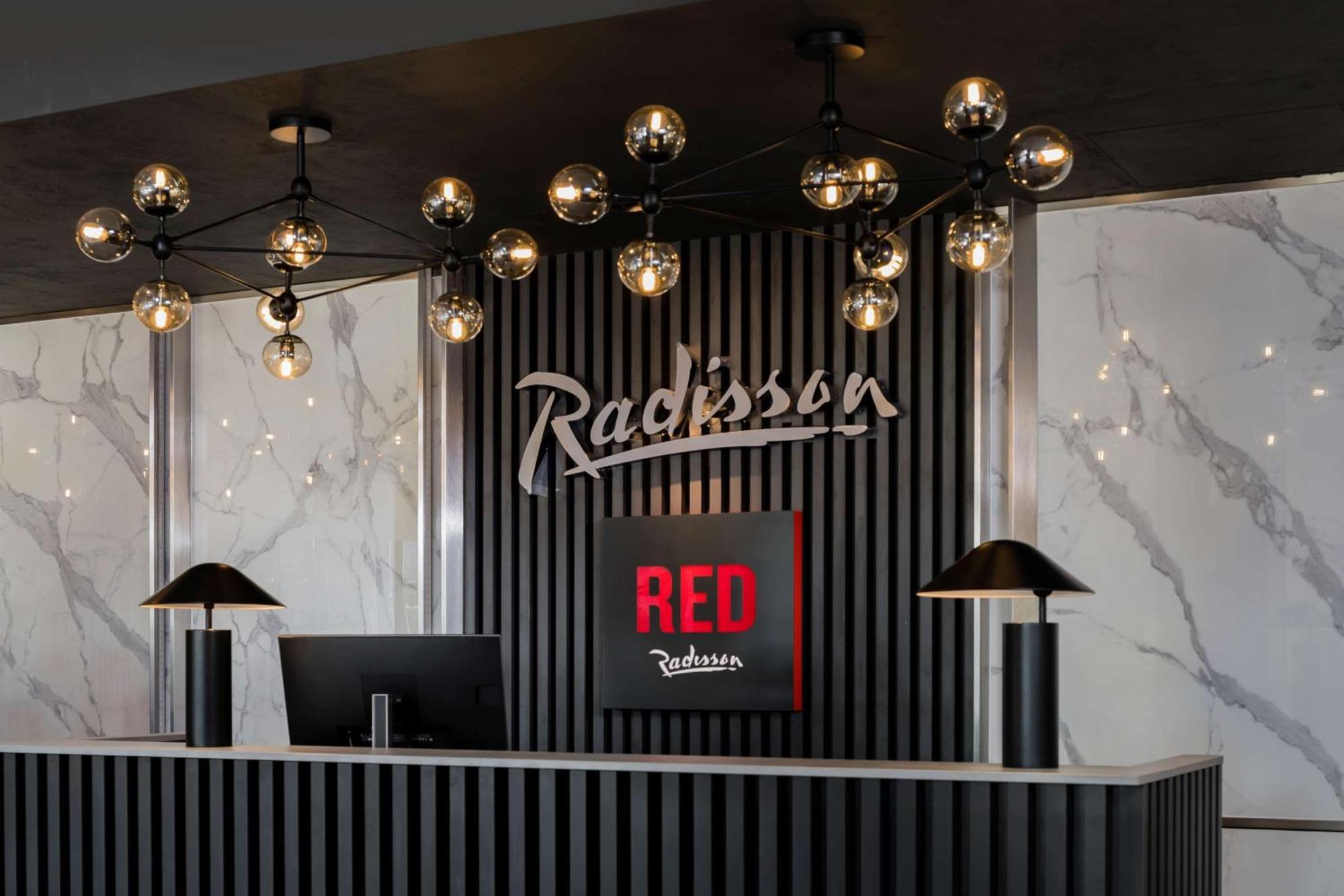 Radisson Red London Heathrow Hotel Harmondsworth Ngoại thất bức ảnh Reception desk of Radisson Red