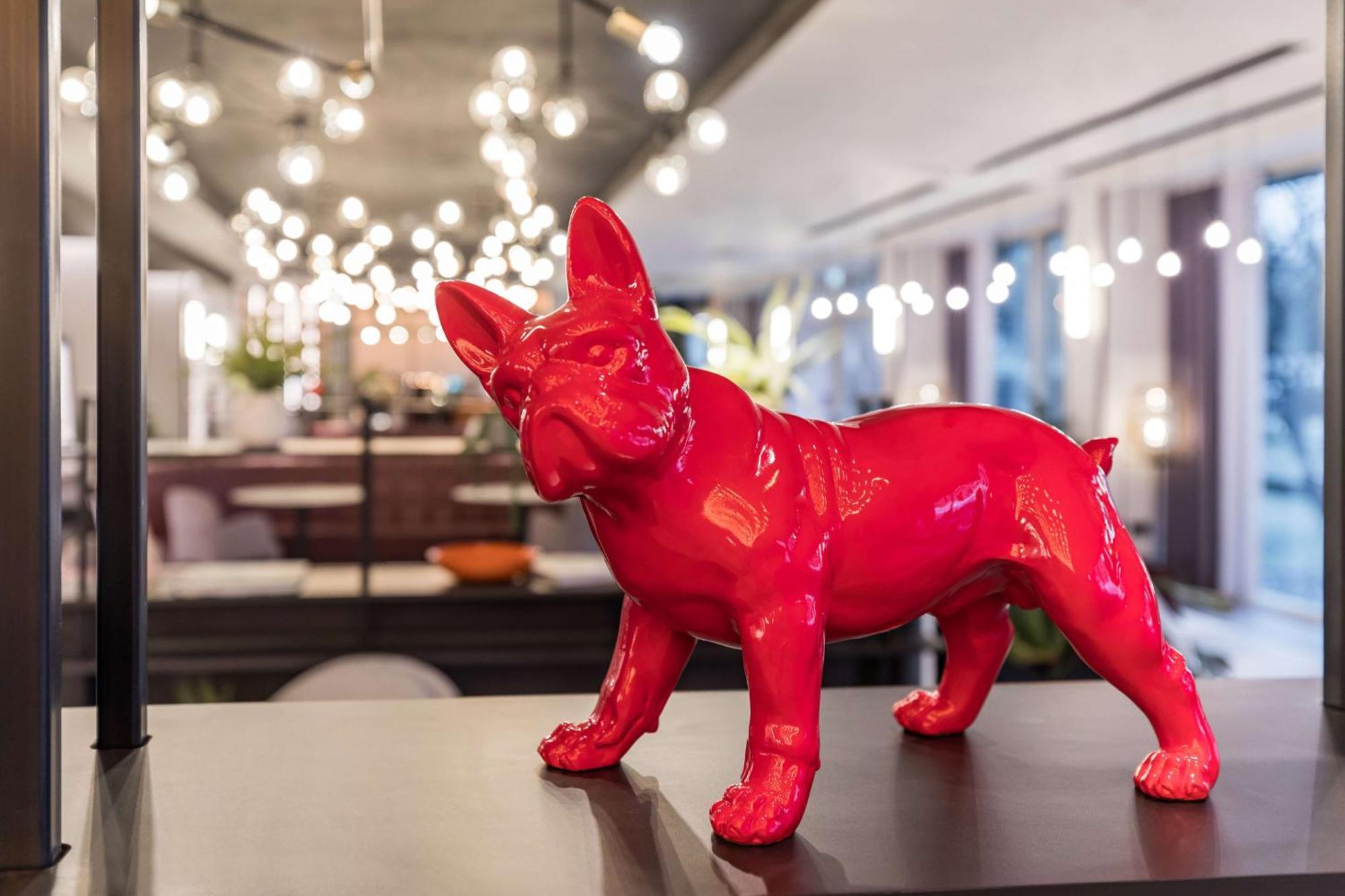 Radisson Red London Heathrow Hotel Harmondsworth Ngoại thất bức ảnh "The dog is not a dog, it is a work of art"