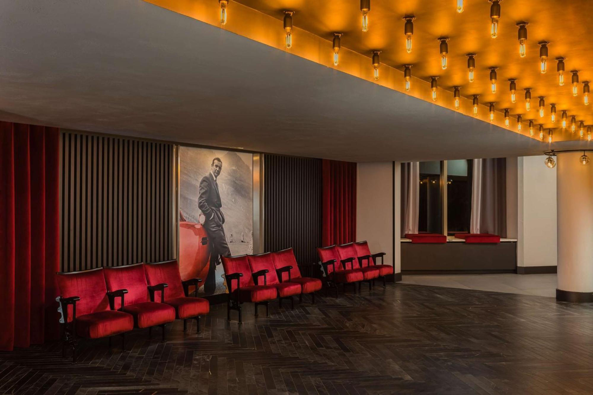 Radisson Red London Heathrow Hotel Harmondsworth Ngoại thất bức ảnh The lobby of the 2019-2020 season