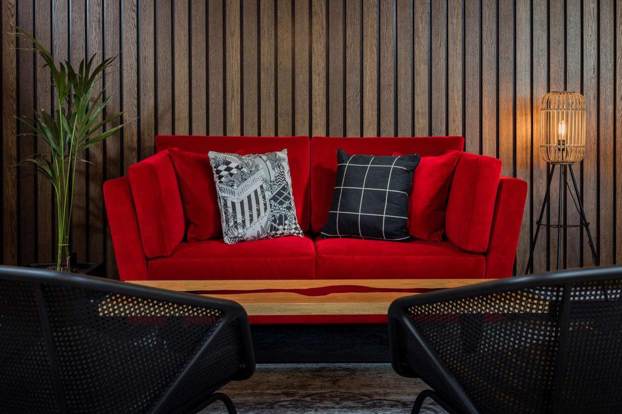 Radisson Red London Heathrow Hotel Harmondsworth Ngoại thất bức ảnh "The interior of the hotel is very modern"