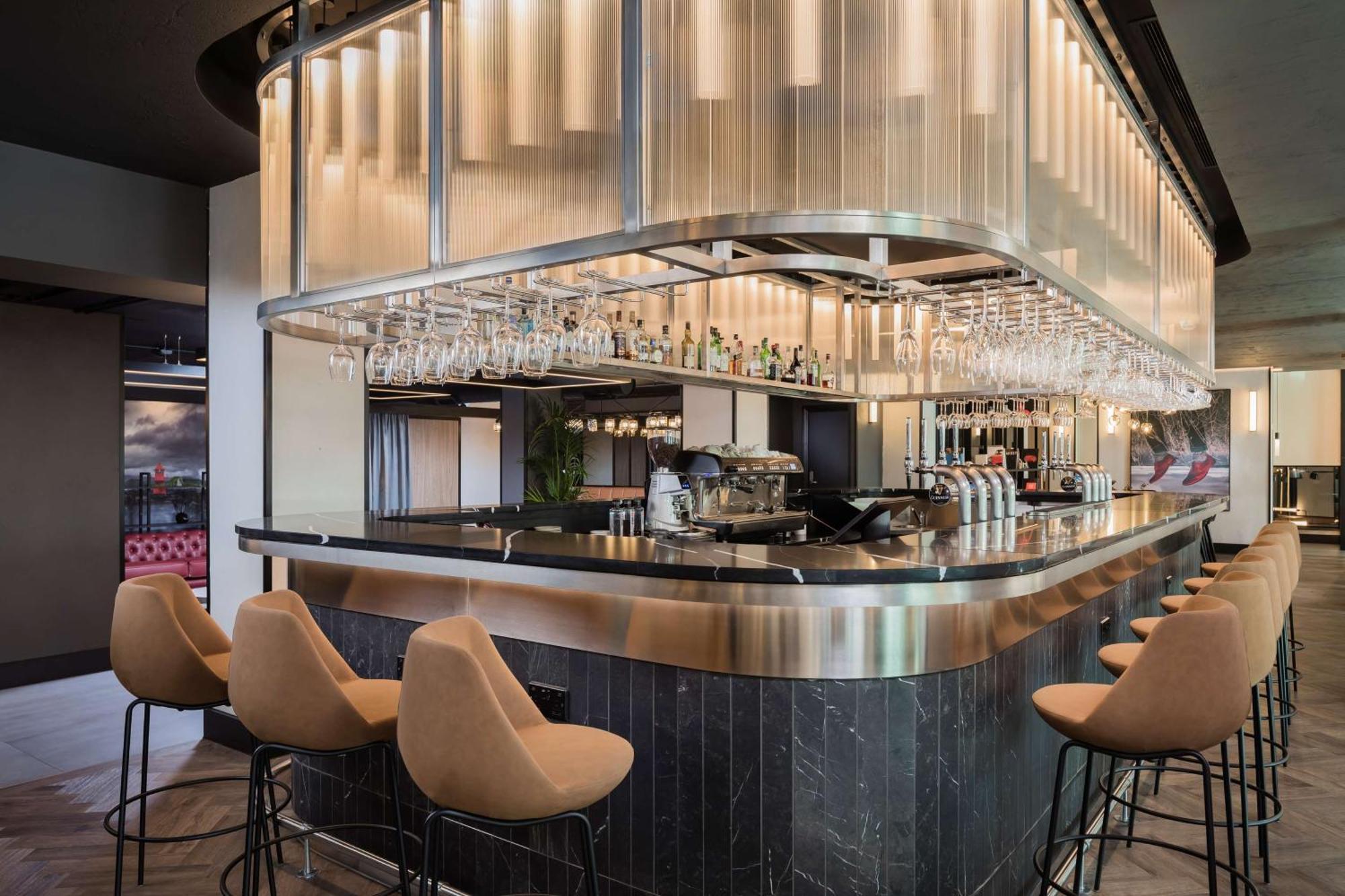 Radisson Red London Heathrow Hotel Harmondsworth Ngoại thất bức ảnh The bar at the hotel