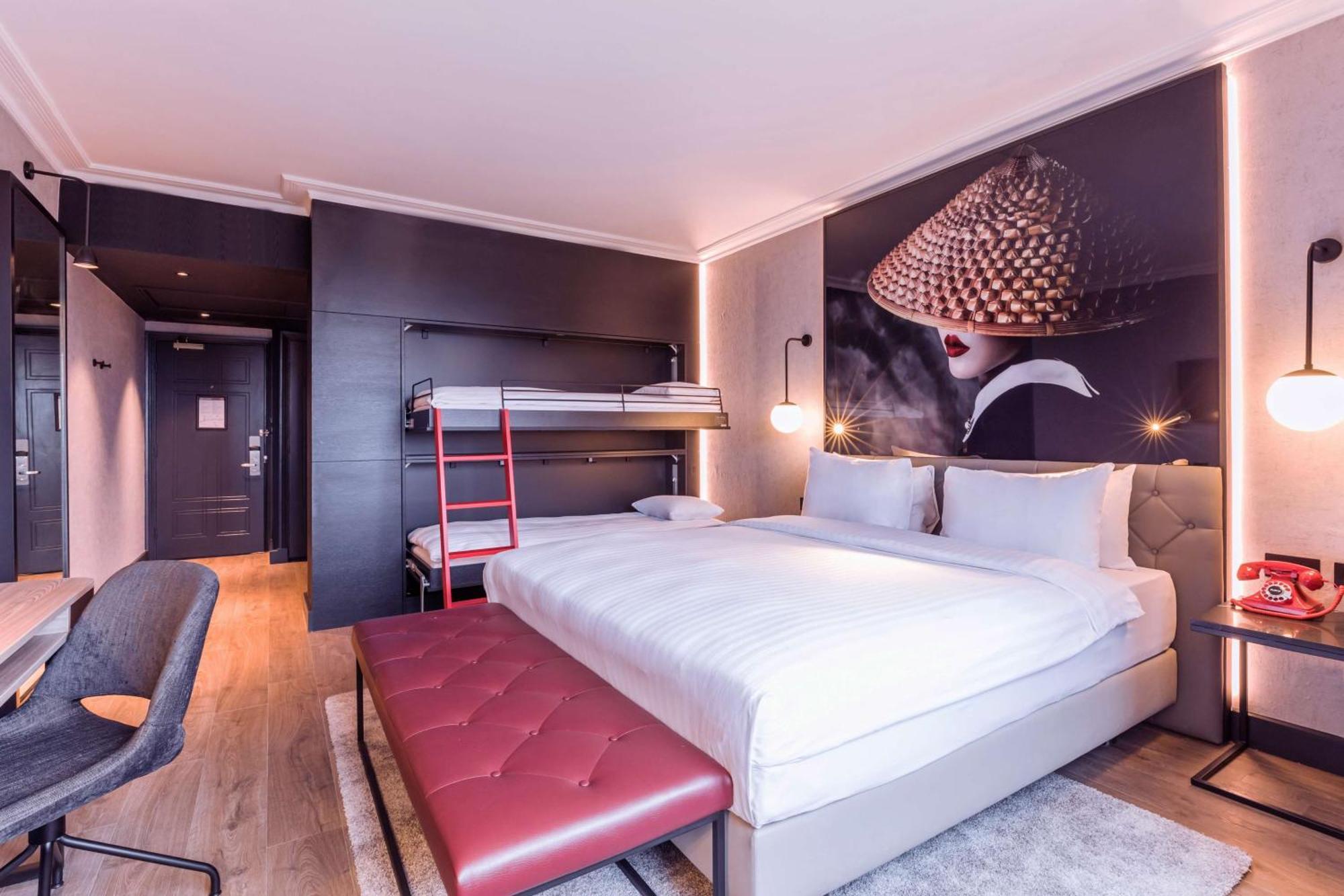 Radisson Red London Heathrow Hotel Harmondsworth Ngoại thất bức ảnh Room at the hotel