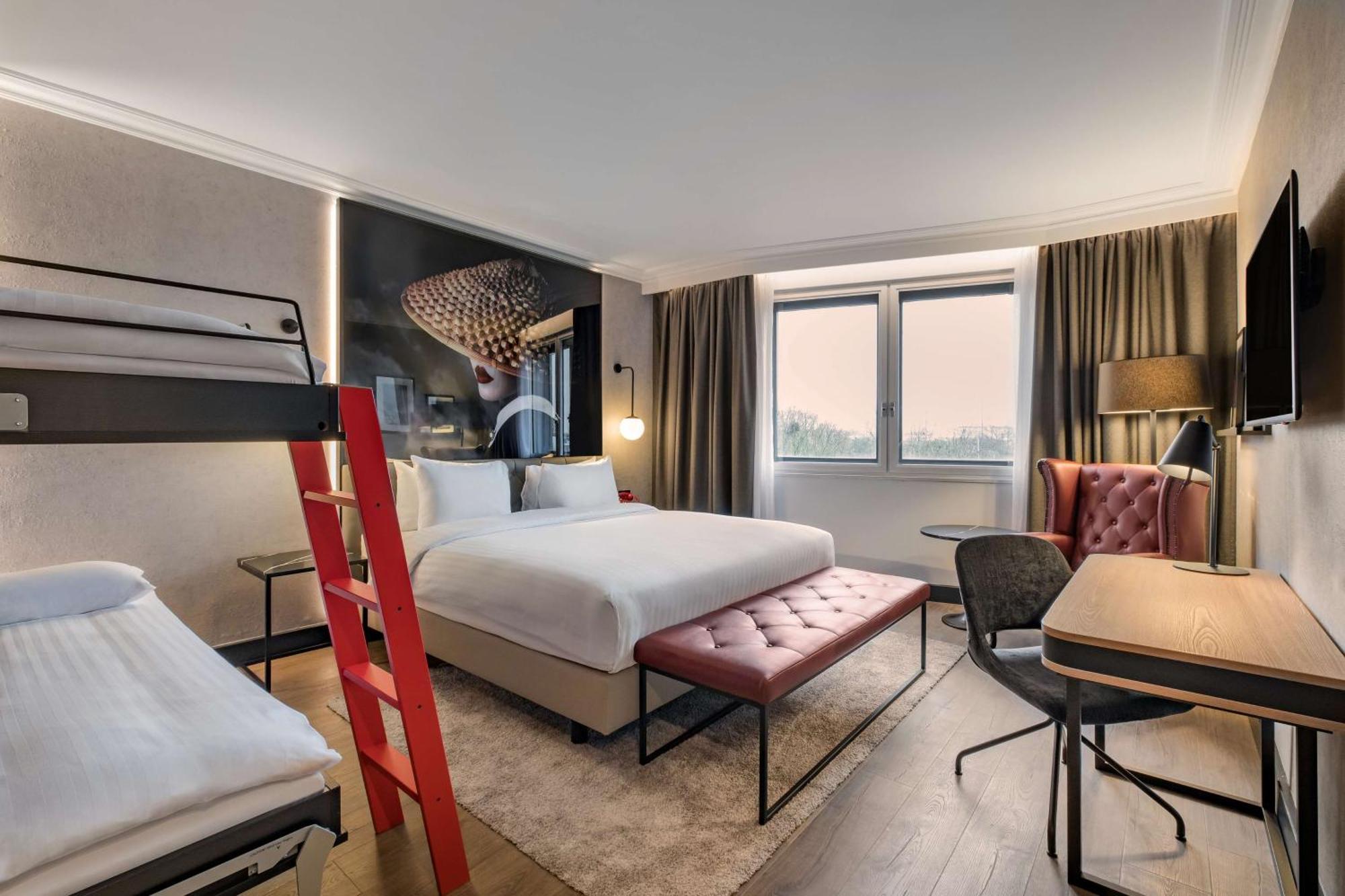 Radisson Red London Heathrow Hotel Harmondsworth Ngoại thất bức ảnh Room at the hotel