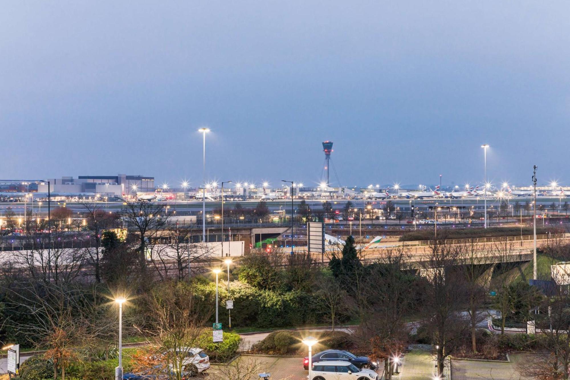 Radisson Red London Heathrow Hotel Harmondsworth Ngoại thất bức ảnh