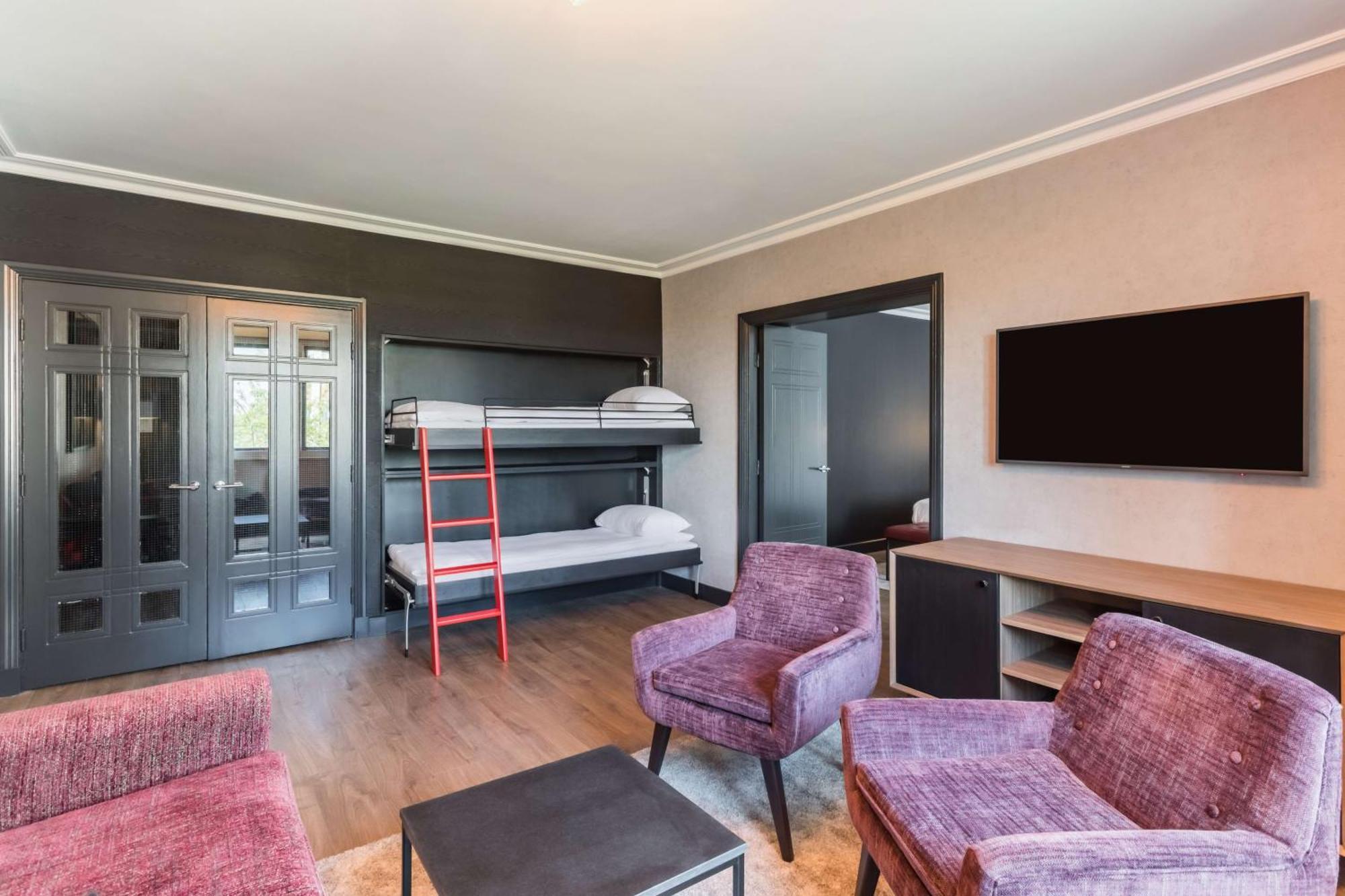 Radisson Red London Heathrow Hotel Harmondsworth Ngoại thất bức ảnh