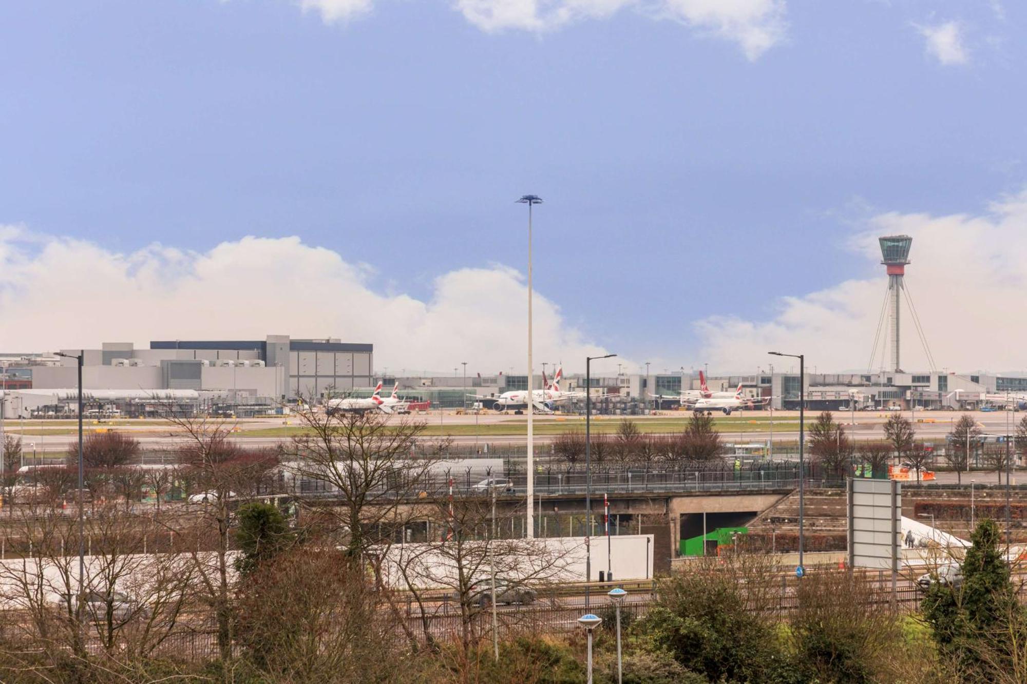 Radisson Red London Heathrow Hotel Harmondsworth Ngoại thất bức ảnh The airport is located in the city of London.