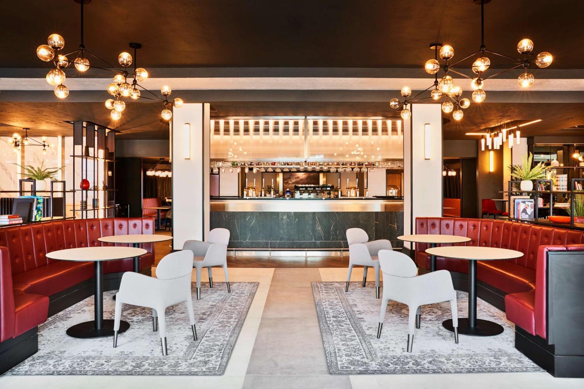 Radisson Red London Heathrow Hotel Harmondsworth Ngoại thất bức ảnh Interior of the hotel