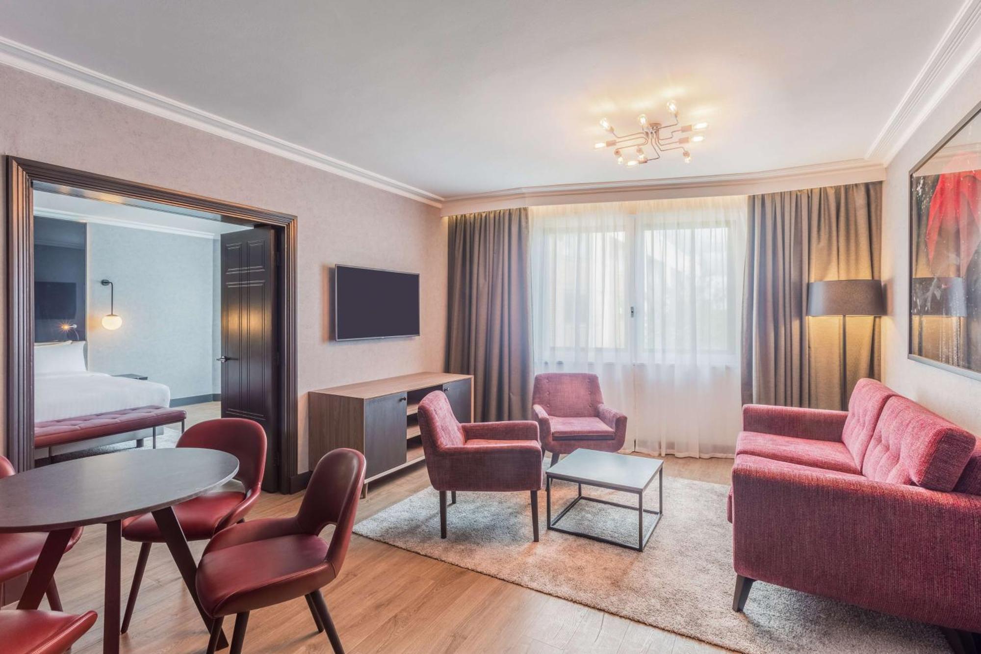 Radisson Red London Heathrow Hotel Harmondsworth Ngoại thất bức ảnh