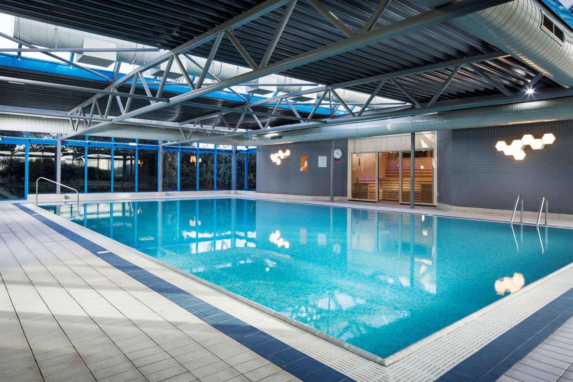 Radisson Red London Heathrow Hotel Harmondsworth Ngoại thất bức ảnh Swimming pool