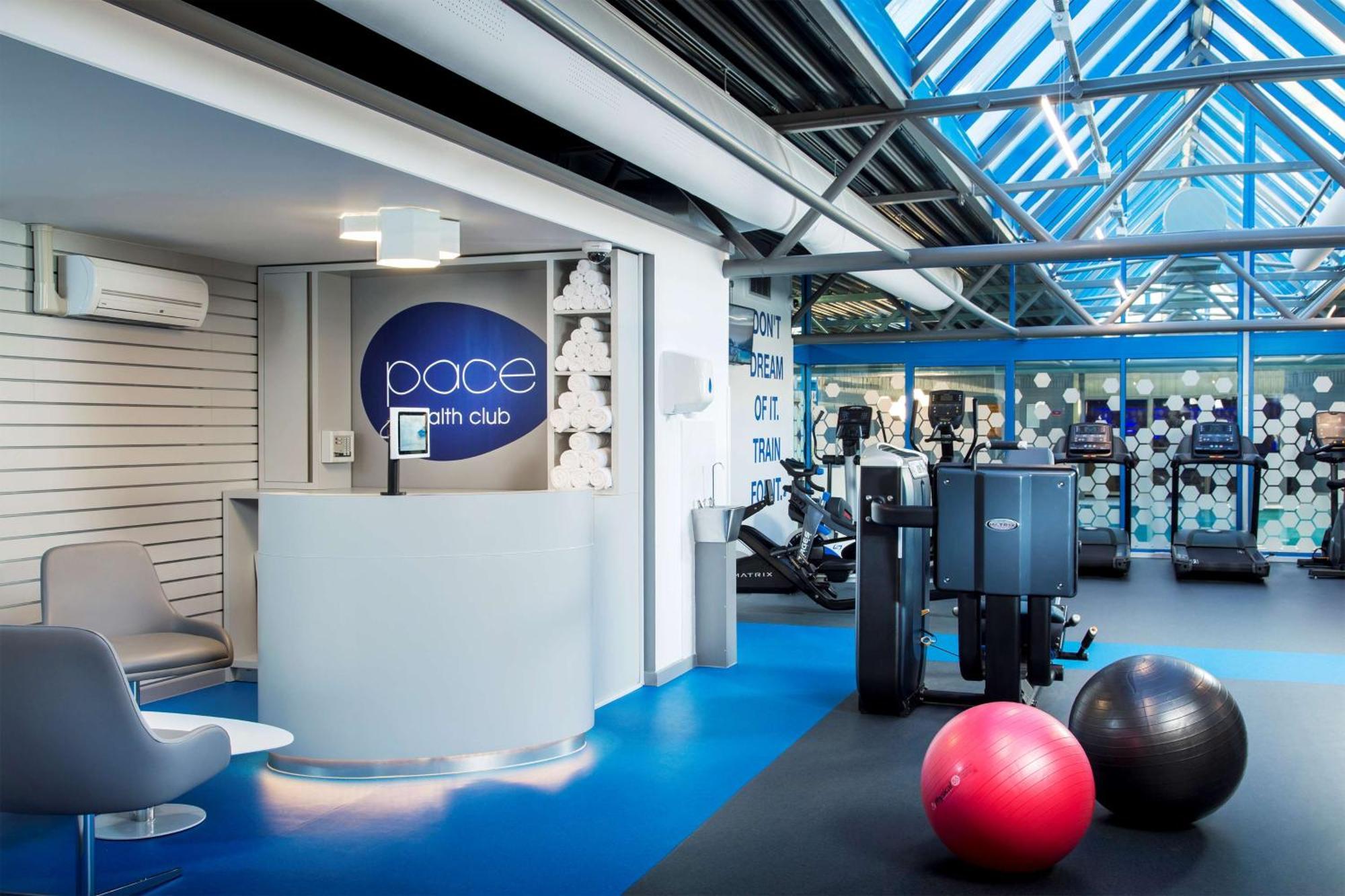 Radisson Red London Heathrow Hotel Harmondsworth Ngoại thất bức ảnh Pace Fitness Club