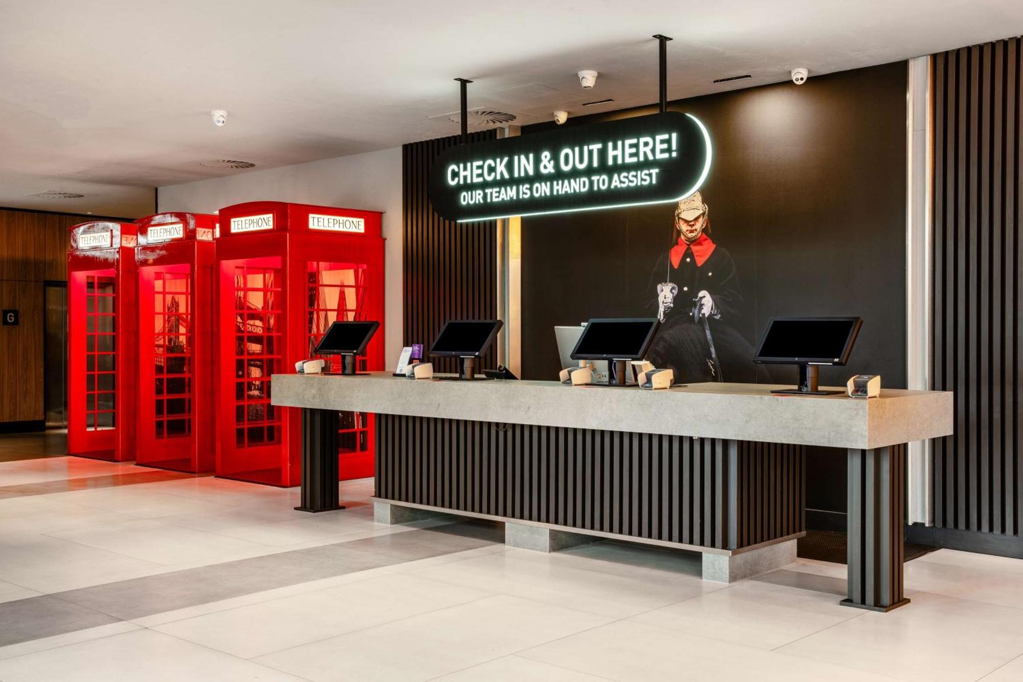 Radisson Red London Heathrow Hotel Harmondsworth Ngoại thất bức ảnh