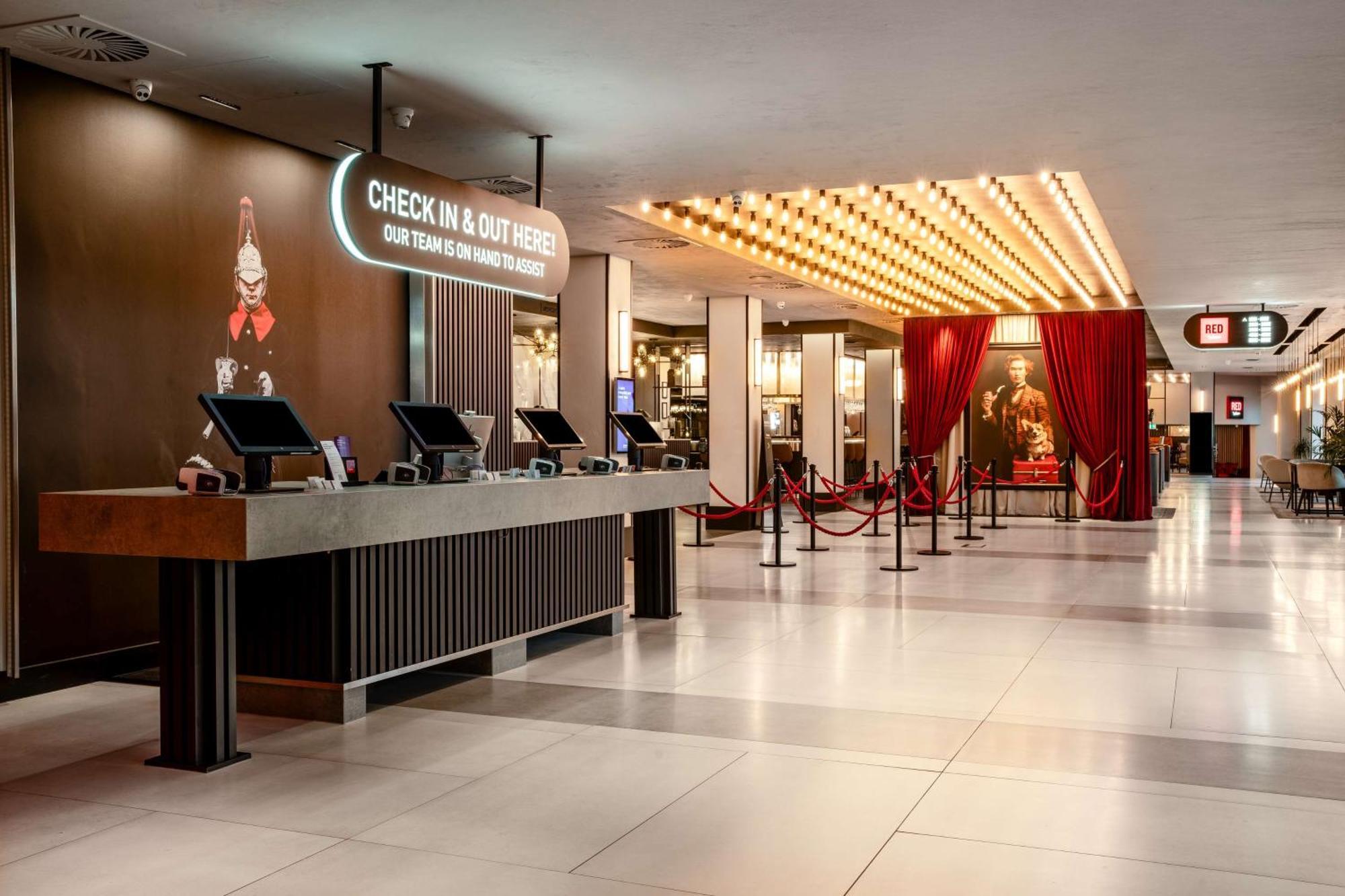 Radisson Red London Heathrow Hotel Harmondsworth Ngoại thất bức ảnh