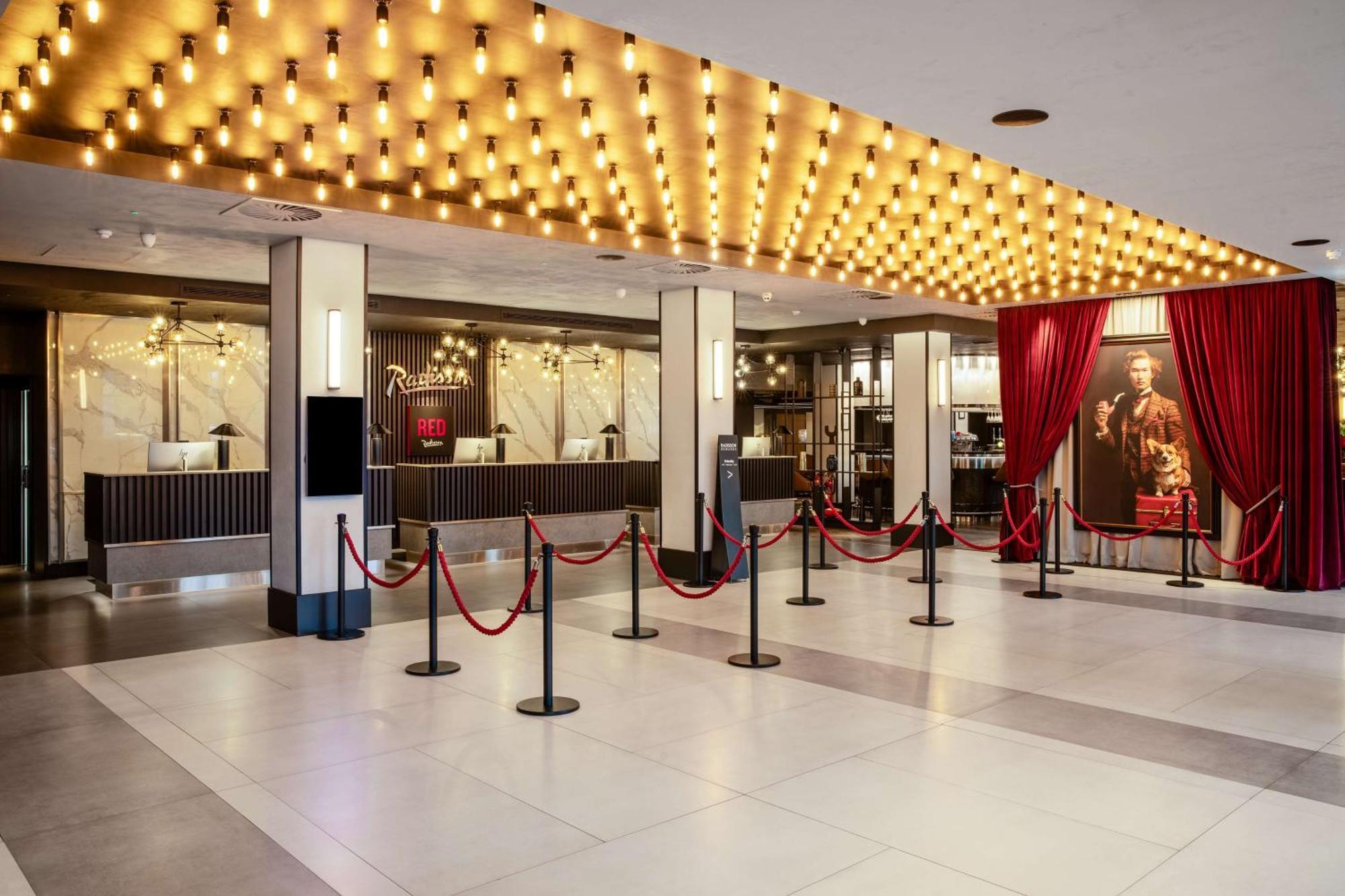 Radisson Red London Heathrow Hotel Harmondsworth Ngoại thất bức ảnh
